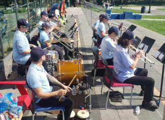 A delight! The Roma Band entertains on the Greenway