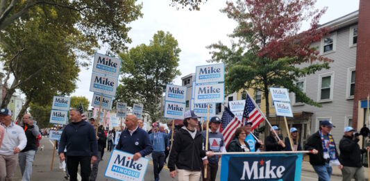 Behind in polls, Minogue voices confidence and touts early voting